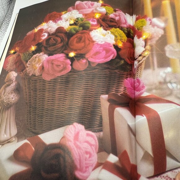 Treasury Of Christmas Crafts & Foods Hardcover Cookbook Better Homes And Gardens - Picture 5 of 8